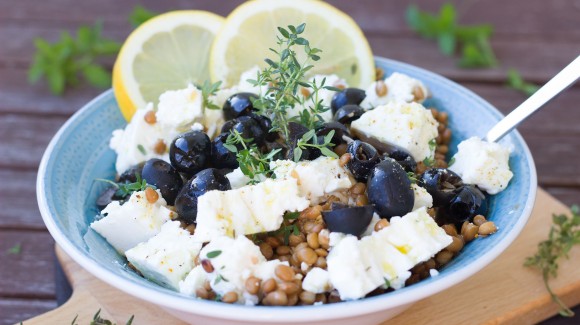 Linzensalade met feta en zwarte olijven