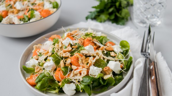 Chicken salad with carrots and goat's cheese