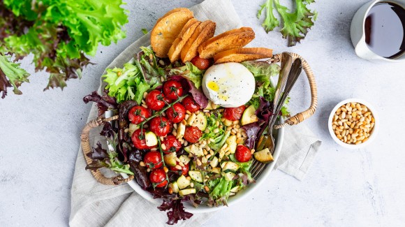 Ensalada con tomates cherry y burrata