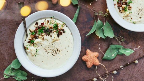 Bloemkool-pastinaaksoep met bacon-hazelnotencrumble Bloemkool-pastinaaksoep met bacon-hazelnotencrumble