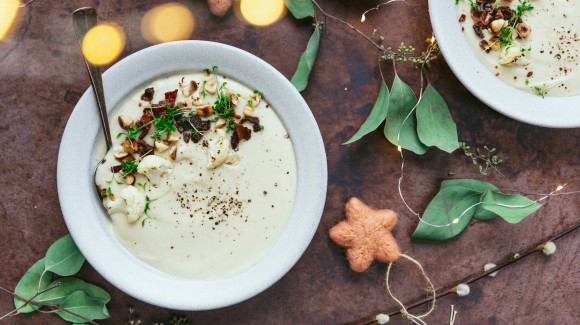 Zuppa di cavolfiore e pastinaca con crumble di pancetta e nocciole