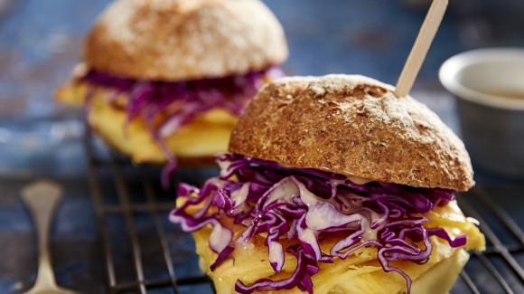 Pane e panelle con cavolo cappuccio viola