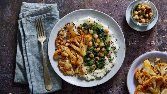 Geroosterde bloemkool met harissa, bloemkoolpuree, kikkerwten en spinazie salade