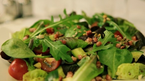 Salanova®-Spinat-Salat mit Pinien- und Sonnenblumenkernen
