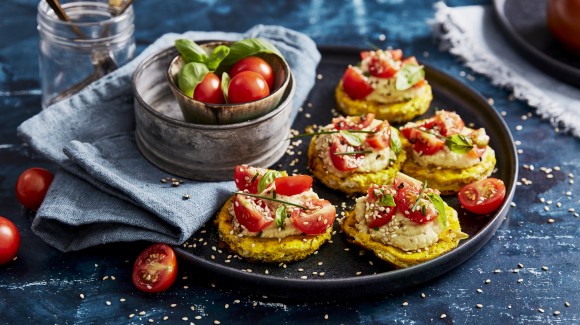 Canapés van omelet met hummus, cherrytomaatjes en sesam