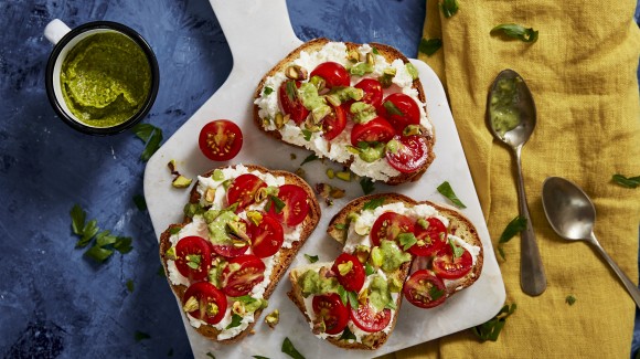 Crostini s ricottou, cherry rajčaty a pistáciovým pestem