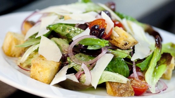 Ensalada Panzanella con lechuga tricolor