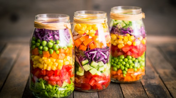 Salad nhiều màu sắc với tôm và hạt quinoa trong lọ Mason Salad nhiều màu sắc với tôm và hạt quinoa trong lọ Mason