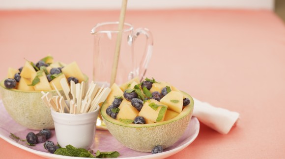 Fruitsalade met meloen, blauwe bessen en munt