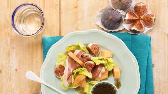 Melon salad with romaine lettuce, figs, prosciutto and balsamic dressing