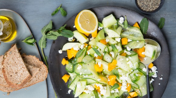 Meloensalade met komkommer, mango en feta