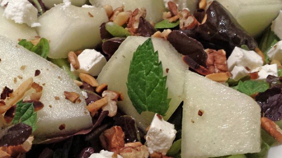 Melonensalat mit Feta und gerösteten Nüssen