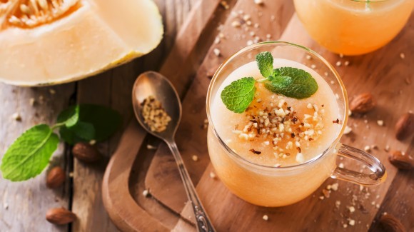 Melon smoothie with slivered almonds 