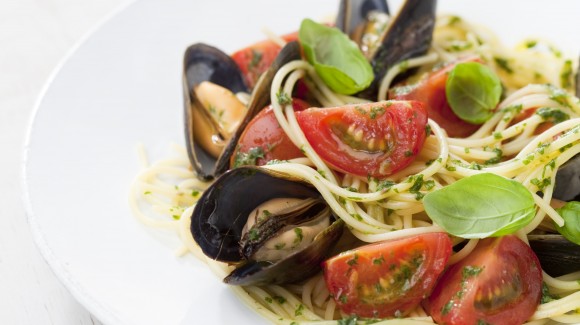 Spaghetti with mussels and tomatoes