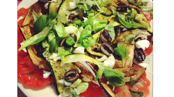 Salade avec mozzarella, tomates coeur de boeuf, aubergine et courgette