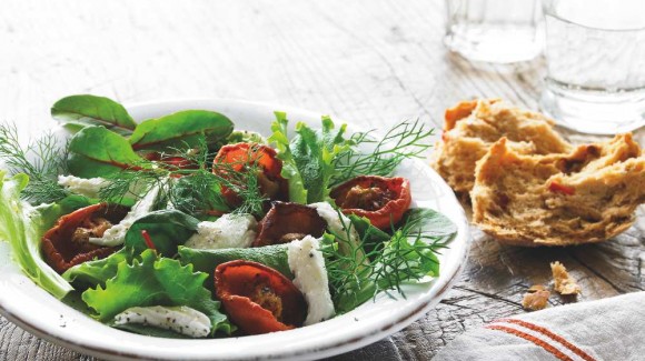 Fenchelgrün-Blattsalat mit im Ofen gebackenen Tomaten Fenchelgrün-Blattsalat mit im Ofen gebackenen Tomaten