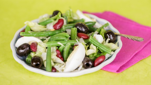 Salat mit grünen Bohnen, Oliven und Kidneybohnen