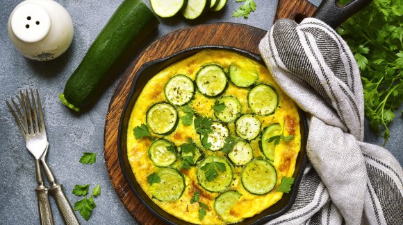 Omelete com queijo feta e abobrinha