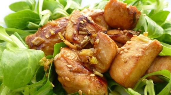 Ensalada de pollo marinado estilo Thai, con lemongrass y sésamo
