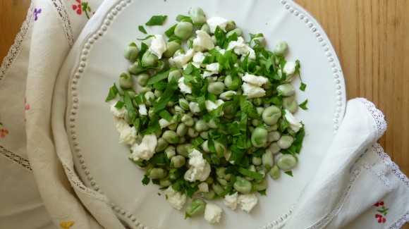 Broad bean salad with rocket and mozzarella