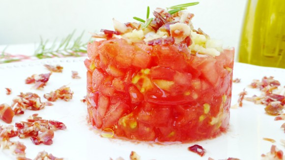 Tartar de tomate y virutas de jamón con aroma de romero