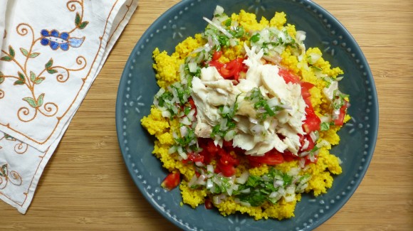 Ensalada de sémola amarilla y pescado fresco