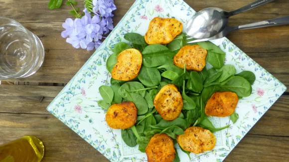 Salade van baby spinazie en zoete aardappel