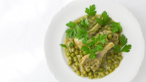 Chicharos con alcauciles, receta tradicional de Semana Santa