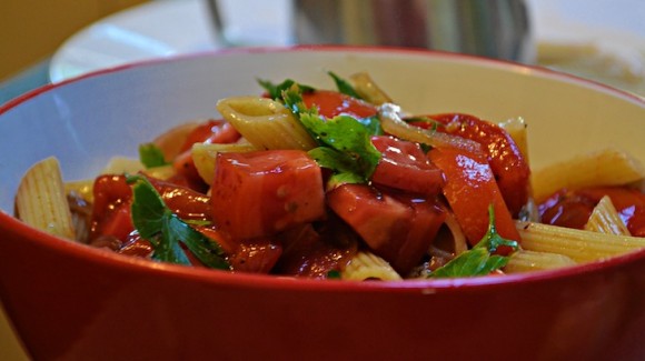 Змішаний томатний салат з пастою