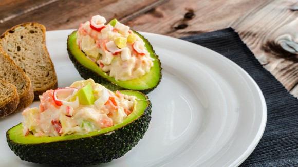 Aguacate relleno de ensalada de gambas