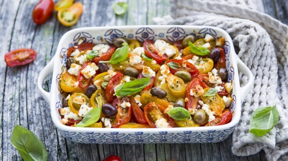 Pane in teglia con Idolini RZ e Operino RZ, feta, olive taggiasche e basilico