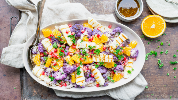 Gegrilde bloemkool met parelcouscous en pittige dressing Gegrilde bloemkool met parelcouscous en pittige dressing