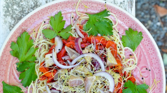 Pasta con pimientos asados y pescado azul marinado