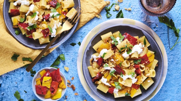 Pasta con peperoni grigliati e burrata + mollica croccante e prezzemolo