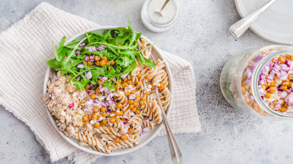 Pastasalade met tomaat en tonijn-eiersalade