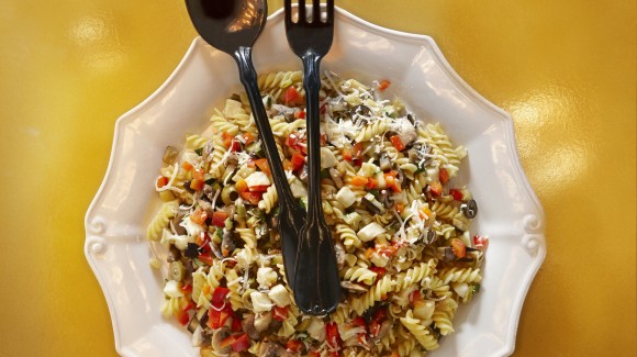 Pastasalade met champignons, mozzarella en aubergine 