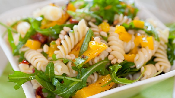 Pastasalade met gegrilde paprika, rucola en pijnboompitjes