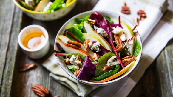 Insalata di pere e noci pecan con gorgonzola Insalata di pere e noci pecan con gorgonzola