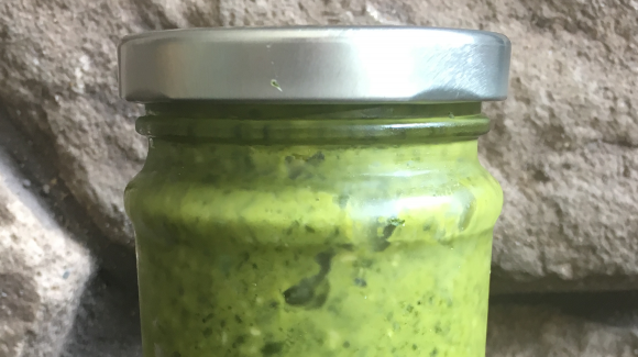 Basilikumpesto mit Cashewkernen und Parmesan