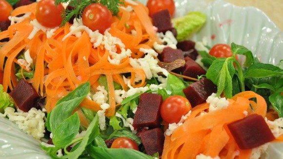Peynirli Mevsim Salatası Peynirli Mevsim Salatası