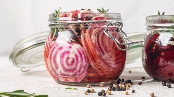 Snelle pickle van biet en frambozenazijn op smørrebrød Snelle pickle van biet en frambozenazijn op smørrebrød