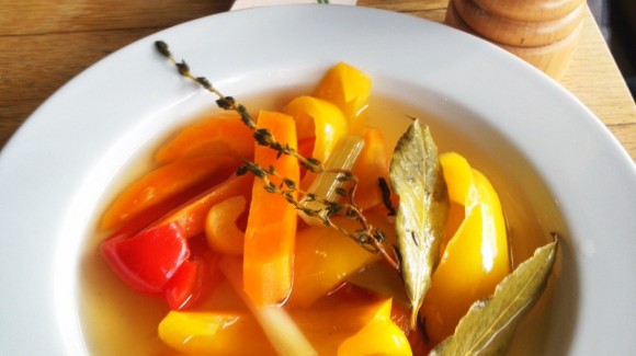 Verduras agriculces troceadas para ensalada o pasta