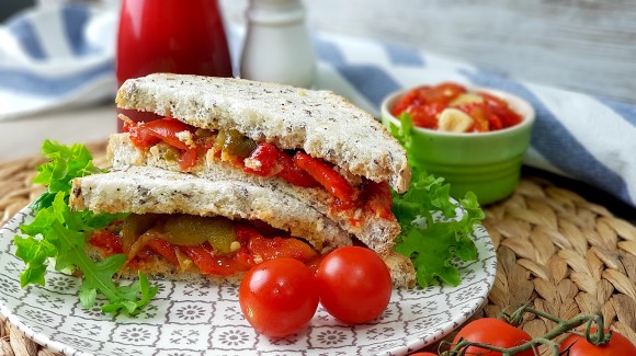 Sandwich de pimientos asados y cherry en pan de semillas