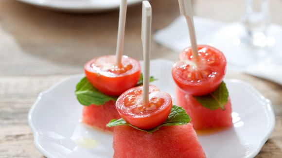 Spieße mit Cherrytomaten und Wassermelone