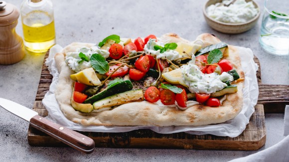 Pinsa  of flatbread met gegrilde courgette en aubergine & munt-citroentzatziki