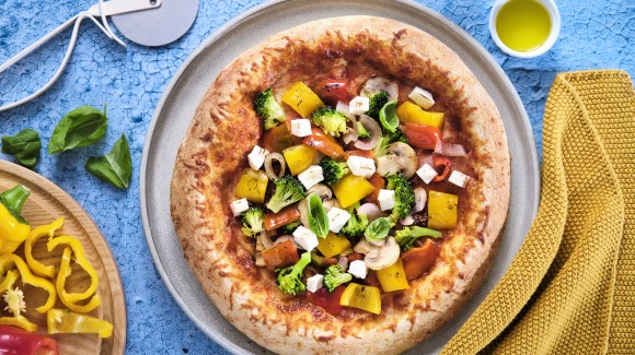 Pizza con broccoli, cipolla, peperoni, funghi e primo sale 