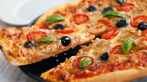 zelgemaakte pizza met tomaat & tonijn
