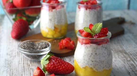 Yogur con semillas de chía, bebida de coco y frutas