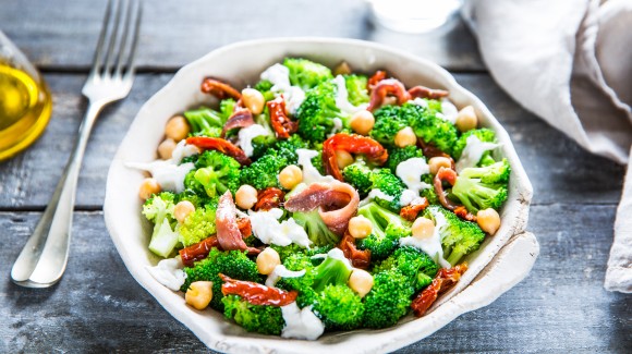 Brokkoli-Salat mit Kichererbsen und Frischkäse