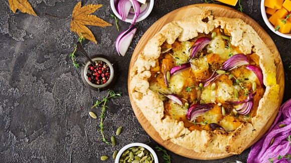 Sabroso pastel de calabaza con cebolla roja y queso feta